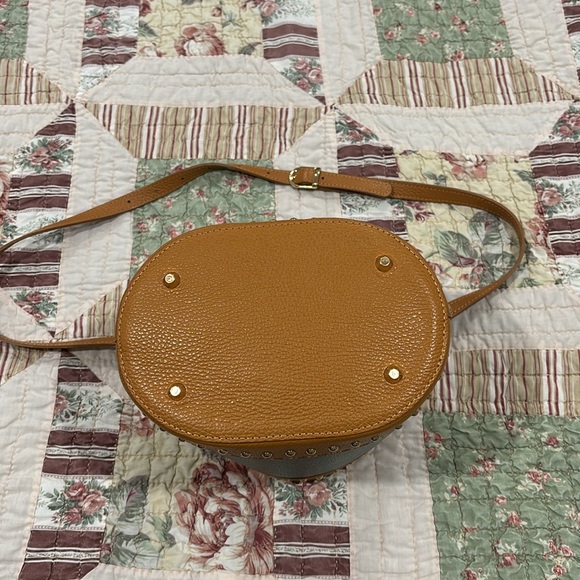 Anna Paola Bucket/crossbody bag EUC no call outs Tan and Green w/gold hardware - Picture 6 of 6